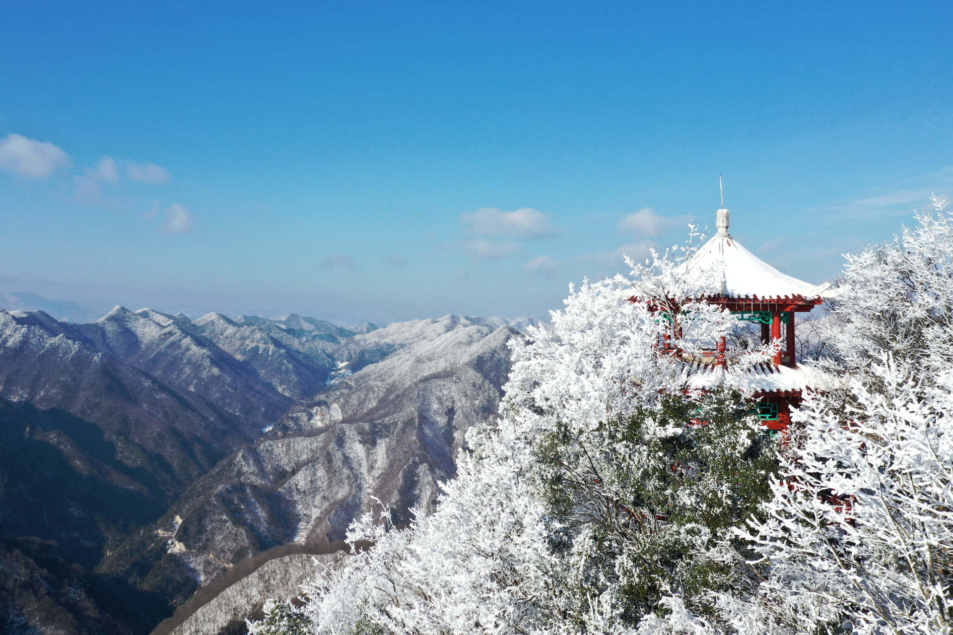 2月20日在湖北省保康縣馬橋鎮堯治河村梨花山拍攝的雪凇景觀（無人機照片）。 (2).jpg