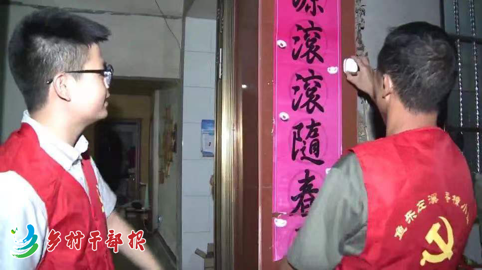 吳俊偉（左）為聽障農(nóng)民安裝特殊門鈴。2.jpg