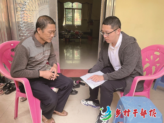 毛鵬智（右）走訪農(nóng)戶。2.jpg