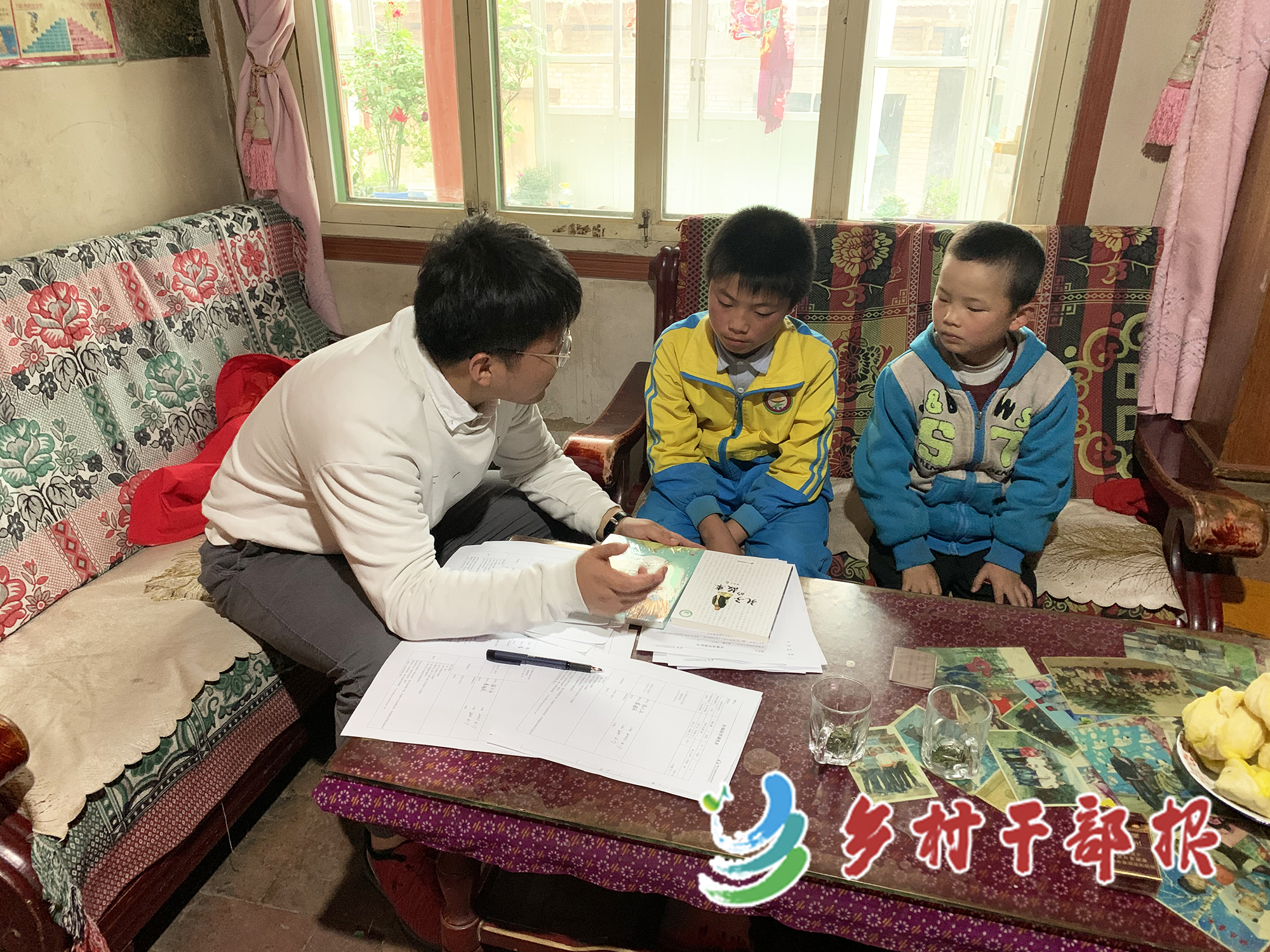 選調(diào)生在村 甘肅(馬彥軍（左）給孩子們輔導(dǎo)作業(yè)。2.jpg