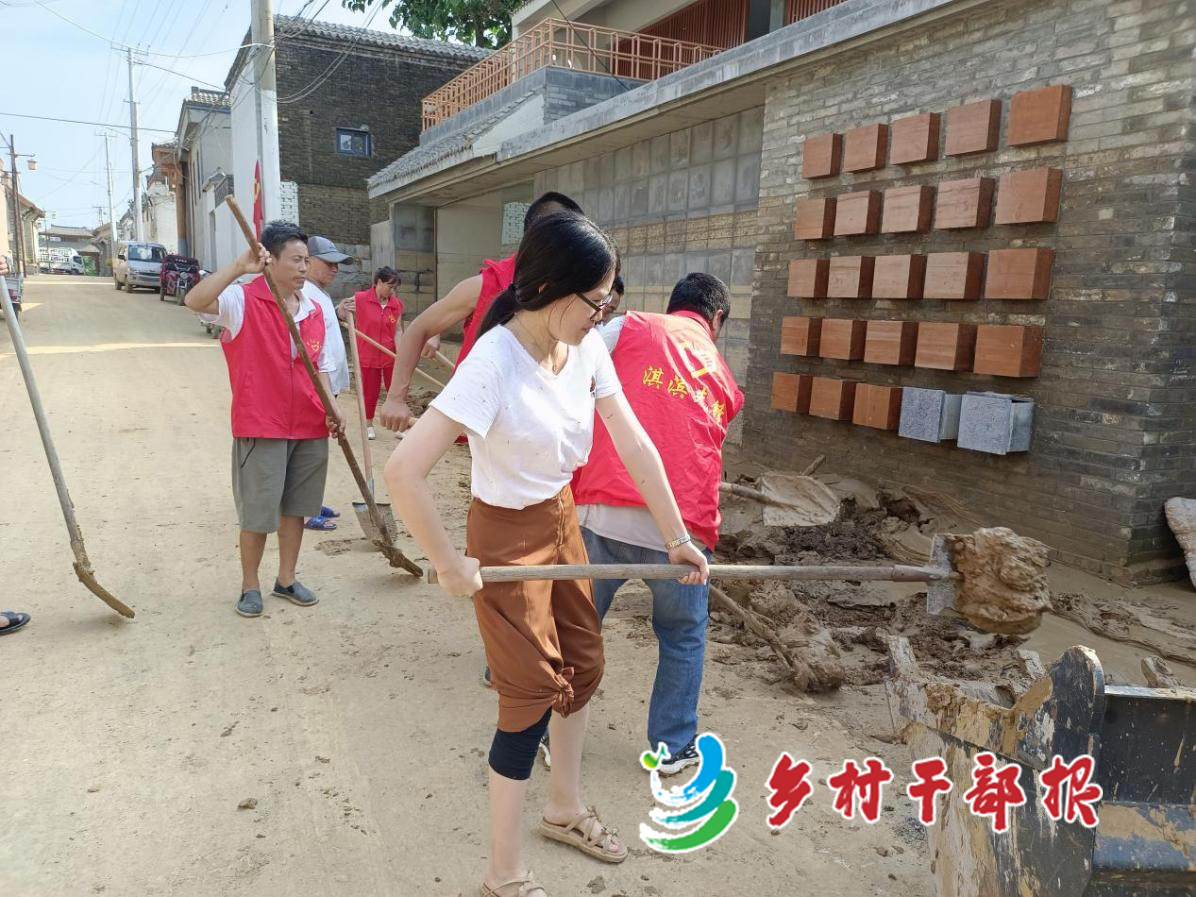 【選調(diào)生配圖】張曉冉（前）和村民一起清理淤泥。2.jpg