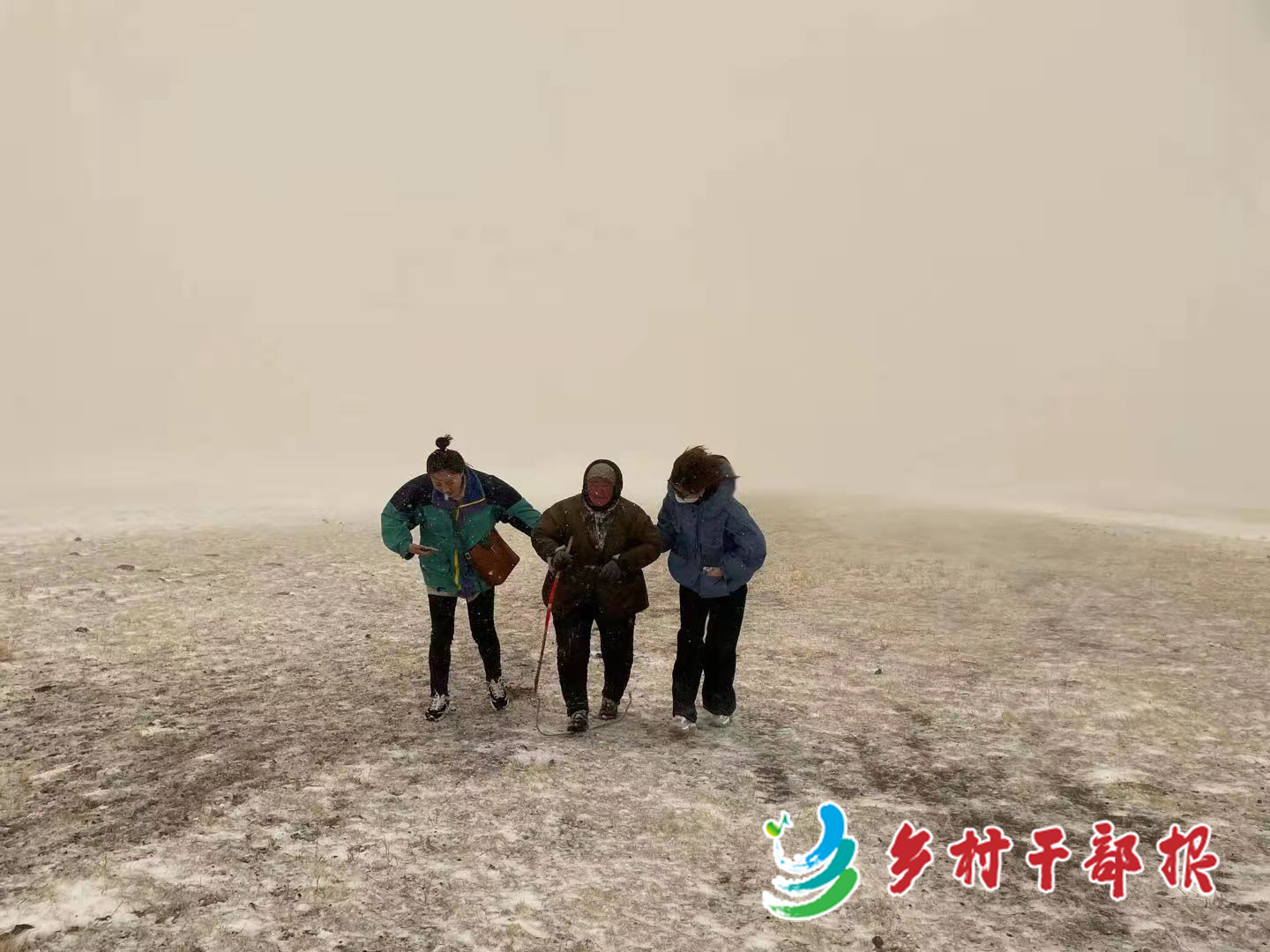 【選調(diào)生在村 內(nèi)蒙古宋西雅(宋西雅（左）和同事雪中找回迷途牧民。2.jpg