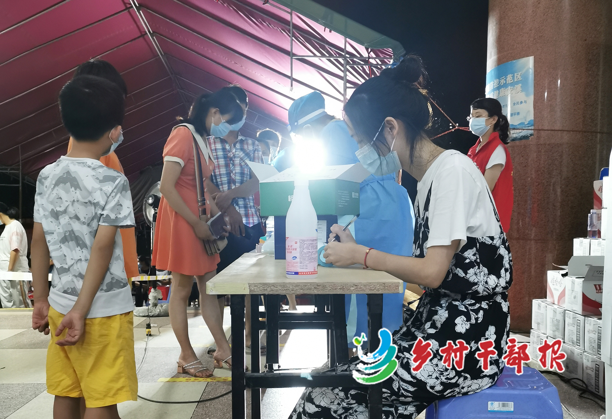 我是選調(diào)生我在村（防疫期間，李艷泓（右）在村里值班。2.jpg